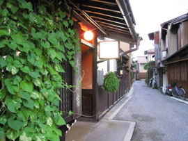 飛騨高山の街道筋の古い旅館 「はたご」と呼びたくなる感じが最高でした