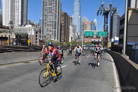 マンハッタンの自転車道 日本も自転車道が整備されると良いのですが