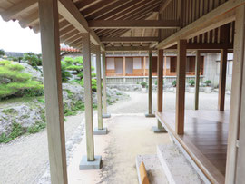 沖縄の現代版縁側 古い家は丸柱です