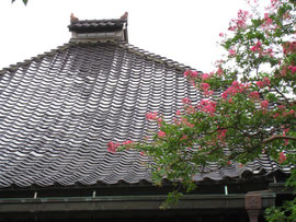 金沢の瓦屋根の家