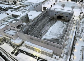 雪の重みで屋根の落ちた体育館 ニュース報道より