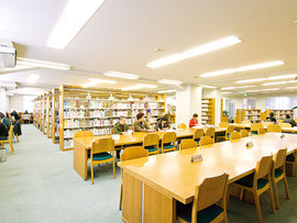 大学の学生も、ハリーポッターも、こんな図書館で勉強しています