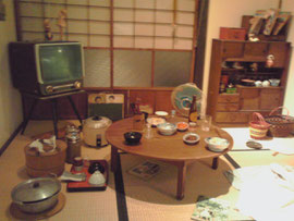 奥にあるのが茶箪笥 昔はこの程度の食器棚で十分だった様です