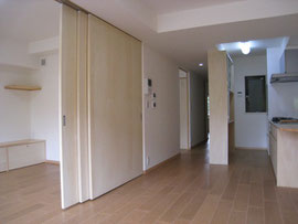 コルクの床とシナ合板の大きな建具
