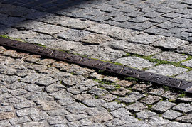 Stahlband mit dritter Strophe von Hyperions Schicksalslied am Gedenkort Synagogenstraße, Foto: Manuel Werner