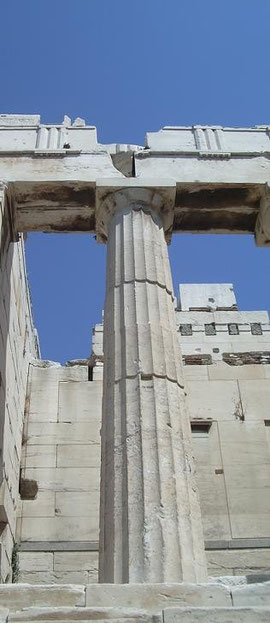 El templo de Athenea Niké desde el propileo de la Acrópolis