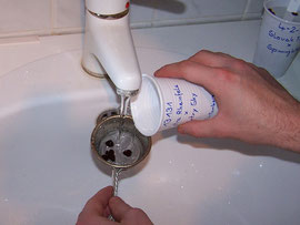 6. Wasser abkippen - Mit Hilfe eines alten Teesiebs ist der Wasserwechsel schnell erledigt - iriszucht.de