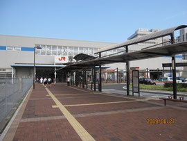 JR吉塚駅、(映画では夜) 最近整備された。
