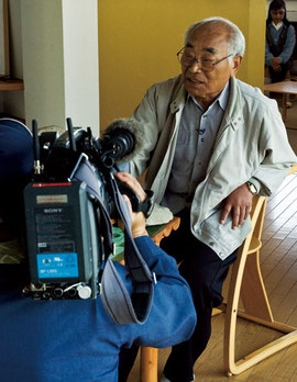 NHKに取材を受ける、田子町文化財審議会会長 馬場 清 氏　2012年5月17日