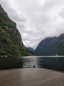 Blick vom Frühstückstisch auf den Fjord
