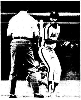 Larry Bowa steals second safely in the fifth inning. He would later score.