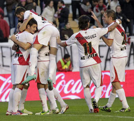 Delibasic celebra con el "Chori" Domínguez el tercer gol rayista. Foto: Agencia Efe.