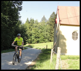 Kleine Kapelle am Wegesrand beim Anstieg zum Buchberg