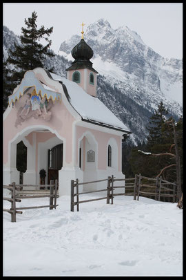 Spektakuläres Fotomotiv: Die Kapelle "Maria Königin" am Lautersee vor dem Wetterstein-Massiv.