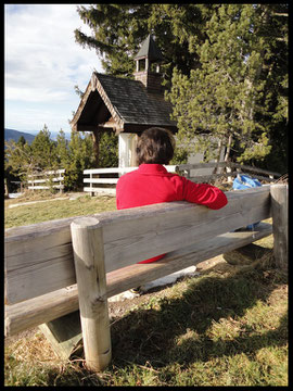 Rast auf dem Sonnbankerl an einer kleinen Kapelle zu Ehren der Gefallenen.