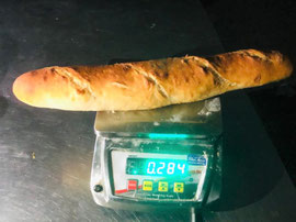 Nachwiegen der Brote nach Backen gehört auch zum Training der Auszubildenden, um genaues Arbeiten zu üben.