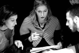 Il teatro d’impresa aiuta a sviluppare la leadership, ed e' utile per il teambuilding, la comunicazione efficace, la gestione dello stress e dei conflitti legati al cambiamento