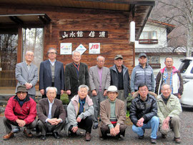 山水館の前で記念撮影(安孫子さん提供)