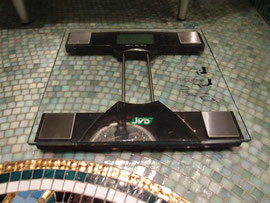 リスボアホテルのバスルームに設置された体重計