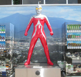 ギャラリーに向かう途中のSAには「ウルトラセブン」が!