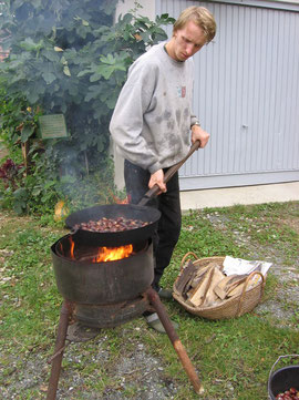 Werner beim Kastanienbraten