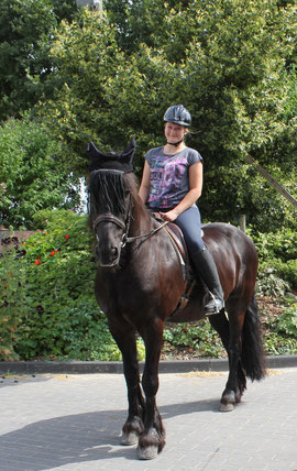 Bestens vorbereitet zum Ausritt: Jenny mit mir