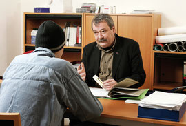 Wolfgang Kutta im Beratungsgespräch.