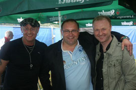 Daniel Dettke in der Mitte mit Sandy Christen (r) und Moderator Frank Neuenfels (l)