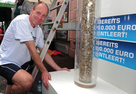 OB Bernd Tischler entleert die Spendensäule