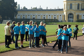 Die 6e verteilt die Rundenbänder