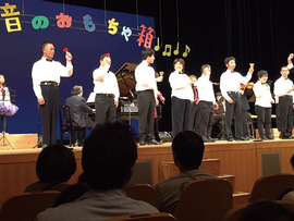 堆肥の袋詰め作業風景