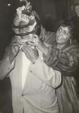 Nella foto Louis Armstrong indossa la maschera da catcher