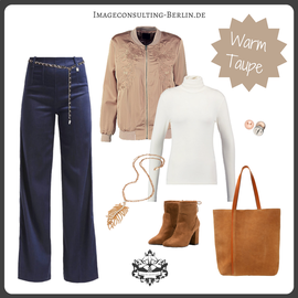 Outfits-Trend Flared Jeans, Bomberjacke in Trendfarbe Beige