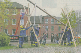 Mitglieder des Technischen Hilfswerks demonstrierten auf dem Franziskanerplatz den Bau einer Behelfsbrücke im Rahmen der Benefizaktion, die der Stadtrnusikbund organisiert hatte. RP-FOTO: JÜRGEN LAASER