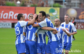 Boris, al fondo, corre a celebrar uno de los goles conseguidos por el Avilés el pasado domingo.