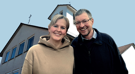 Claudia und Arno Wilke vor der Jungfernkopf-Kirche