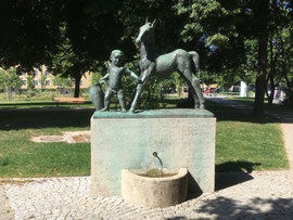 Der Brunnen "Knabe mit Füllen".  1932 von Lothar Dietz.