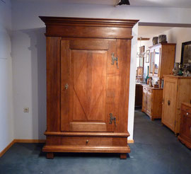 Schrank, Eiche um 1800, Preis: 1800 € ,Breite  118 (134)cm, Tiefe 52,5 (62)cm, Höhe: 200 cm