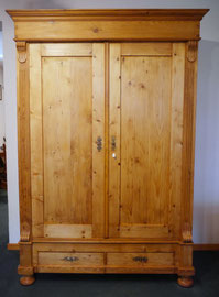 Kleiderschrank Fichte um 1890 Preis; 950 €,Breiete128 (130) cm, Tiefe: 51,5 (59,5) cm Höhe 199 cm