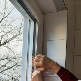 Klebeleiste für Twinline-Jalousie wird auf das Glas geklebt