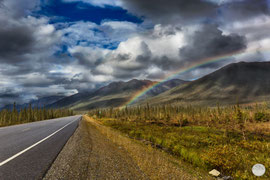 Bild: rainbow over Brooks Range Mountains at Dalton Highway, Alaska, "rainbow highway"; www.2u-pictureworld.de