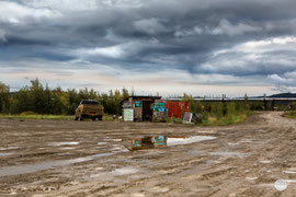 Bild: Yukon River Camp at Dalton Highway with Gift Shop, Alaska, "Gift Shop at Yukon River"; www.2u-pictureworld.de