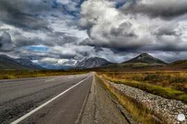 Bild: Dalton Highway between Coldfoot and Atigun Pass, Alaska, "a long way"; www.2u-pictureworld.de