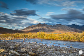 Bild: Brooks Range at Galbraith, Dalton Highway, Alaska, "lightened dust"; www.2u-pictureworld.de