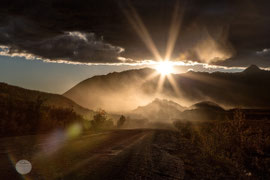 Bild: Denali Hwy near Paxson, Alaska, "dusty light"; www.2u-picturworld.de
