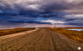Bild: dramatic sky on the last mile to Deadhorse, Alaska, "Deadhorse end light rays"; www.2u-pictureworld.de