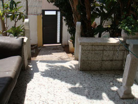 du perron vers la porte d'entrée principale