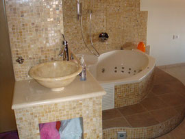 Salle de bain dans la chambre