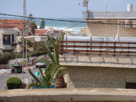 Terrasse avec vue sur la mer à gauche