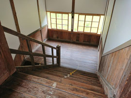 木床のままの階段